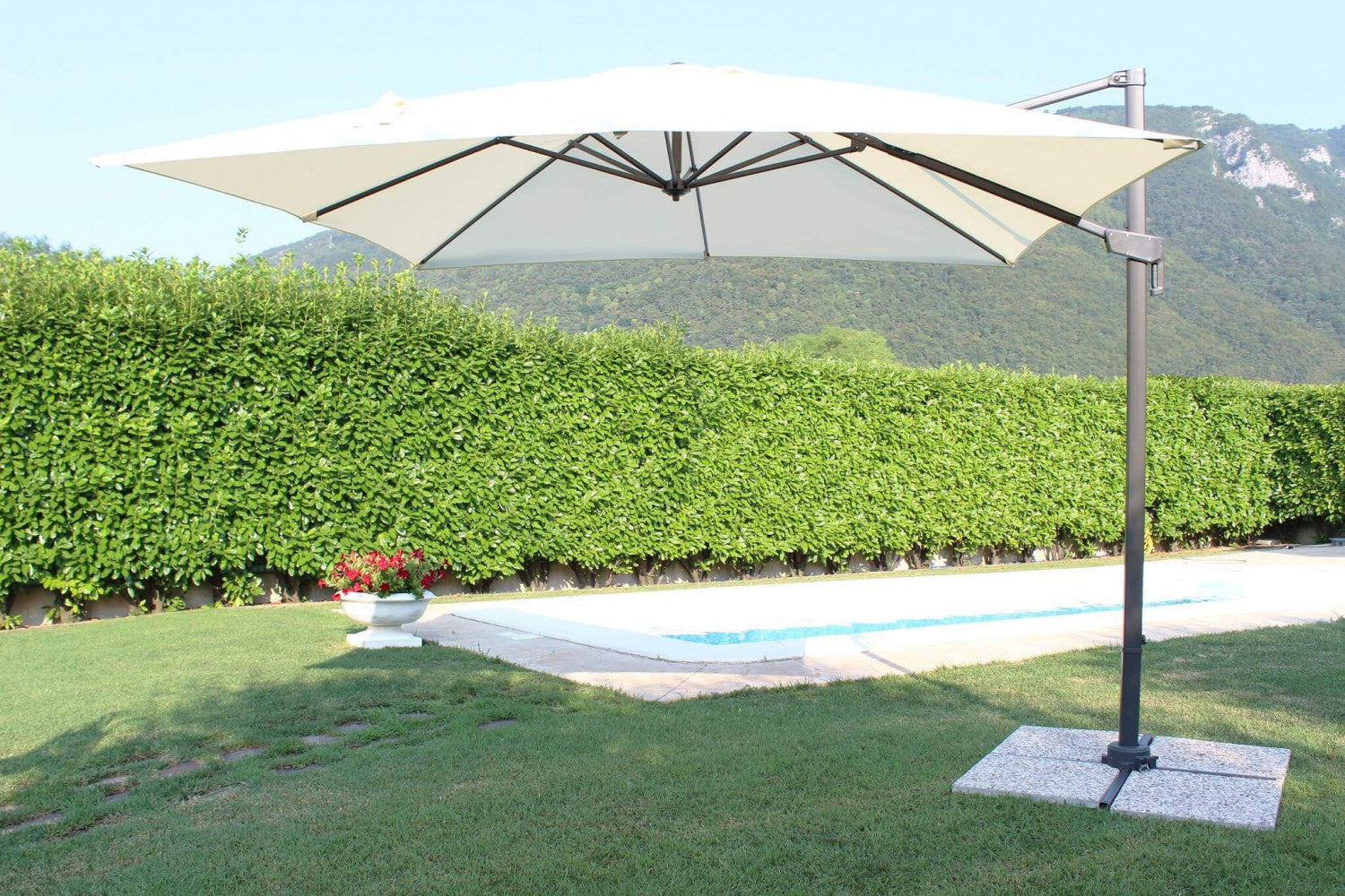 Ombrellone da Giardino Newton Decentrato 3x3 m in Alluminio Nero Telo Ecrù...