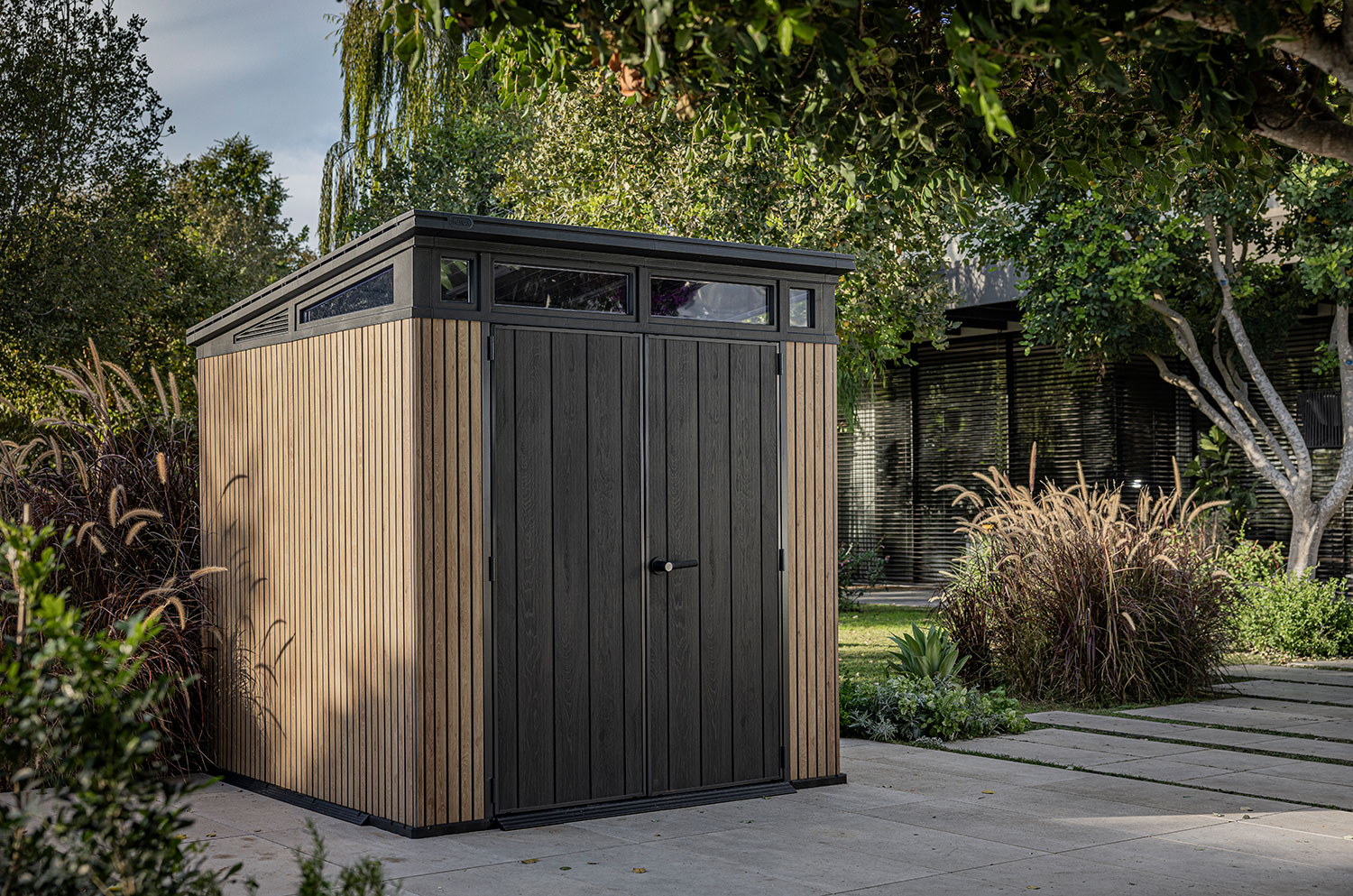 Casetta Box da Giardino 216x218x226 cm Keter Signature Venetian Pent 7x7 Effetto Legno Marrone e Antracite...