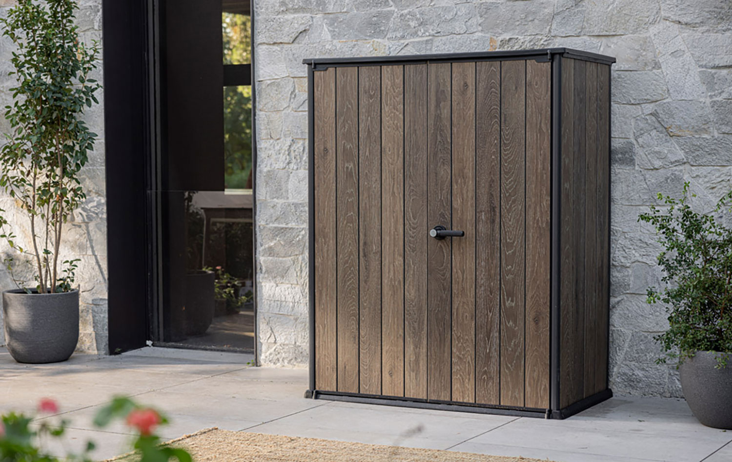 Armadio Porta Attrezzi da Esterno 1400L Keter Signature Vertical Shed in Resina Effetto Legno Noce...