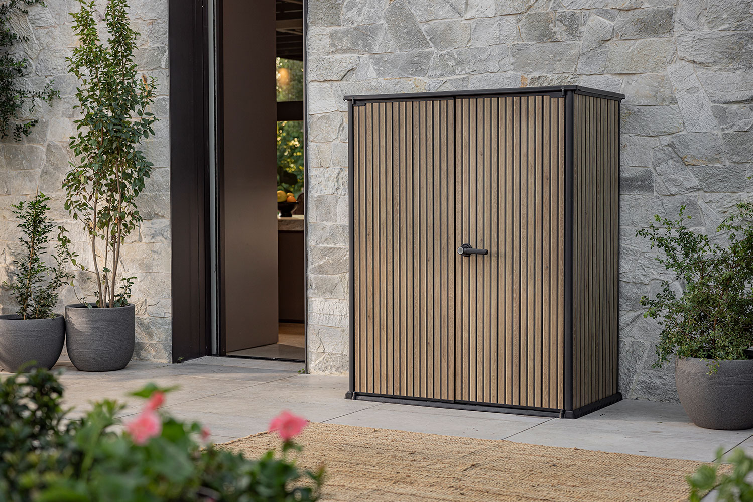 Armadio Porta Attrezzi da Esterno 140x73,6x170,4 cm Keter Signature Vertical Shed in Resina Effetto Legno Noce...