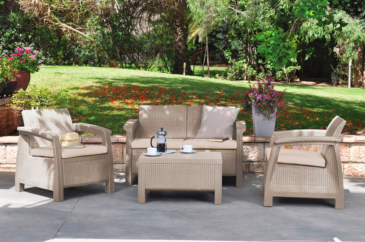 Set da Giardino Divano 2 Poltrone e Tavolino Keter Corfù Cappuccino...