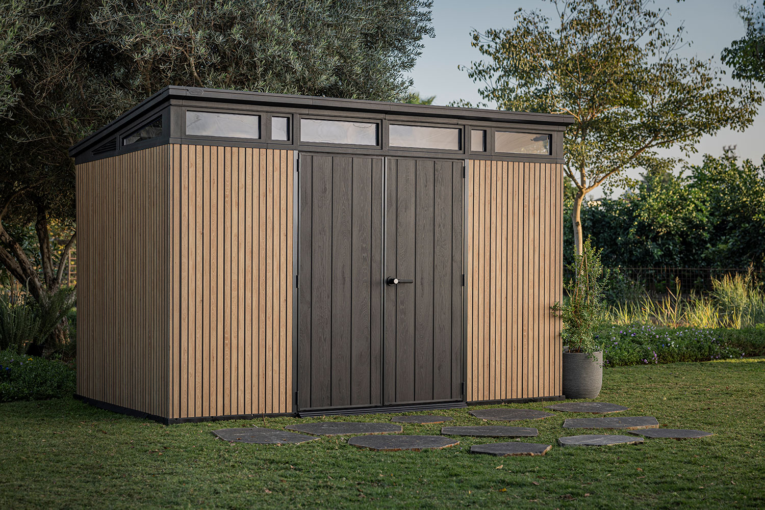 Casetta Box da Giardino 340x218x226 cm Keter Signature Venetian Pent 11x7 Effetto Legno Marrone e Antracite...