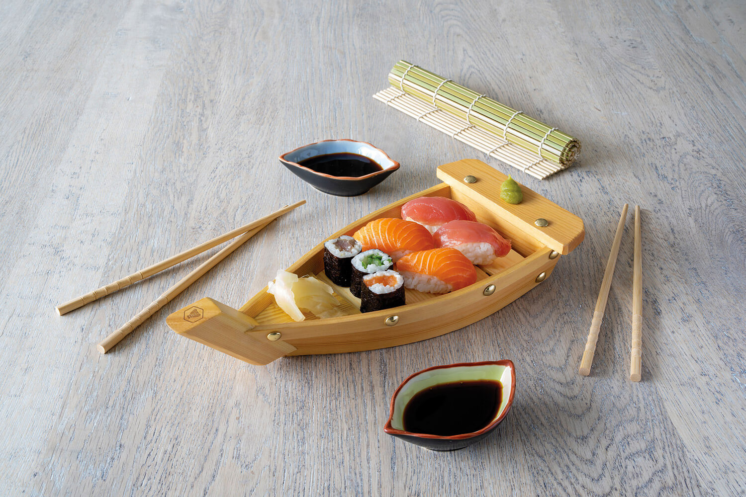 Set Sushi con Barca in Legno Bacchette e Tappetino in Bambù...