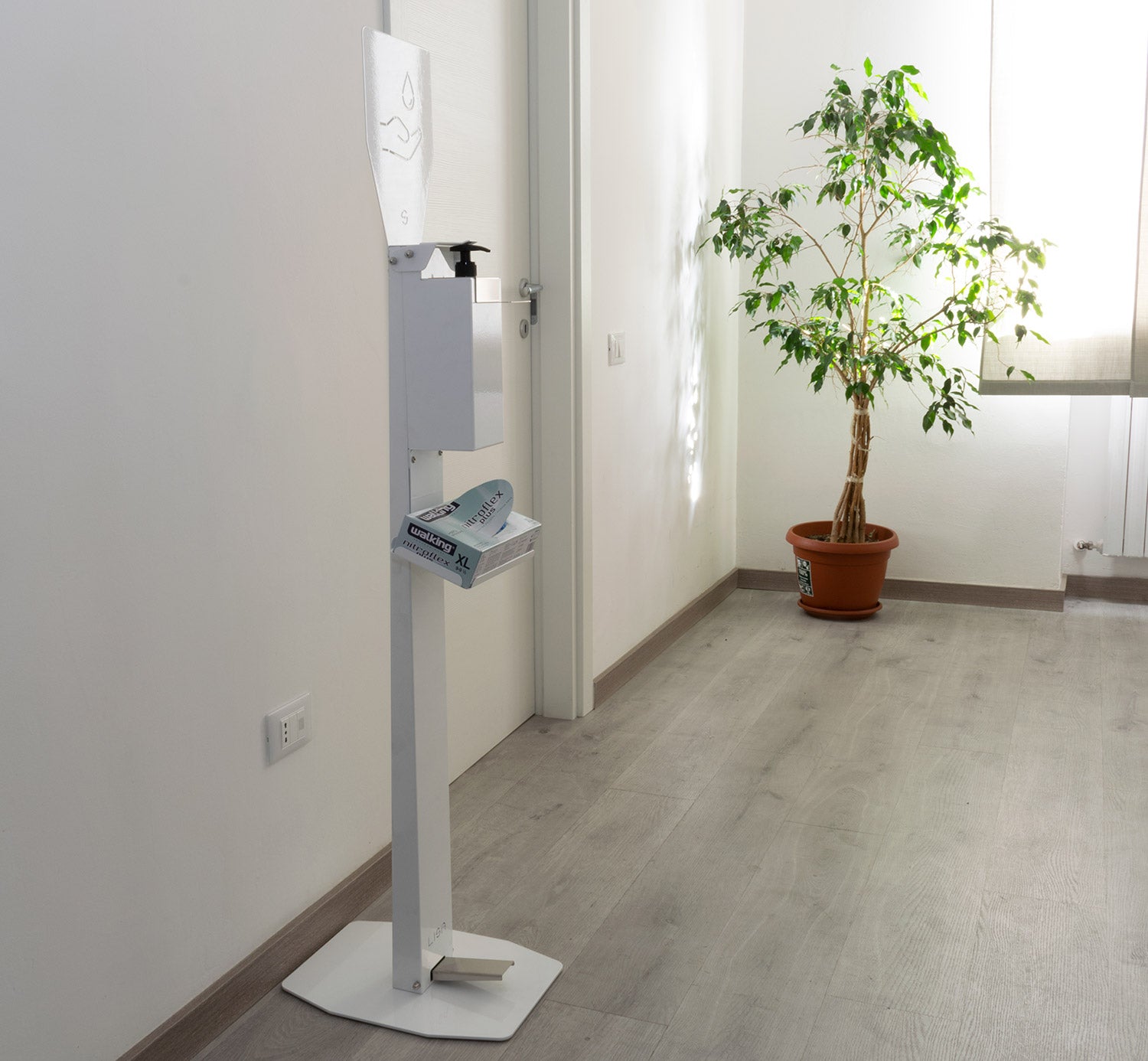 Piantana a Pedale con Dispenser Igienizzante per Mani in Ferro Lisa Luxury Bianca...